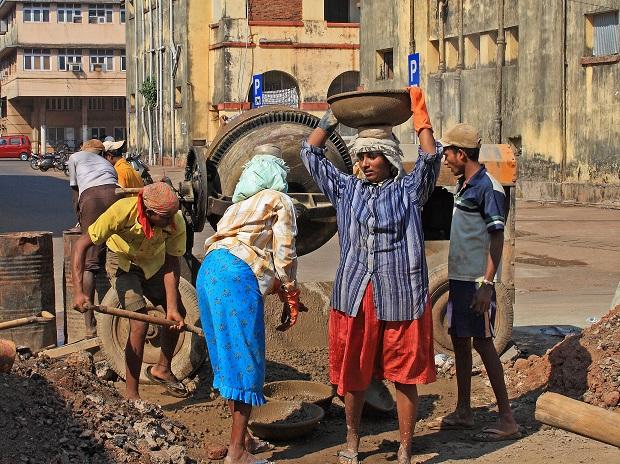 असंगठित क्षेत्र के कर्मचारियों के बुढ़ापे की सुरक्षा के ल‌िए प्रधानमंत्री श्रम योगी मानधन योजना शुरू की गयी है 